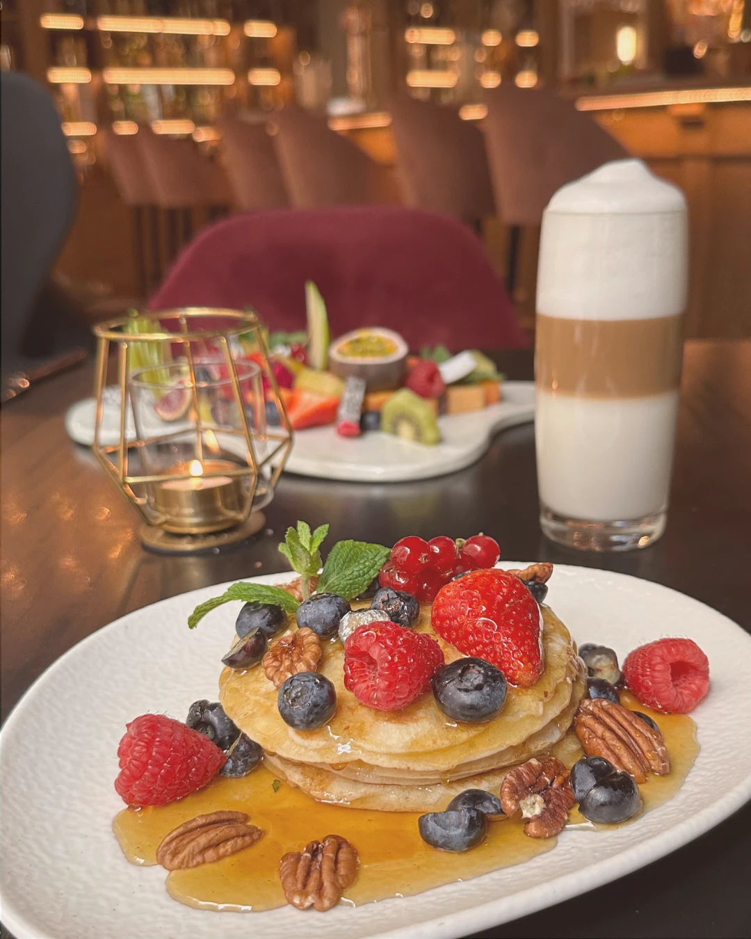 Desayuno con tortitas, frutos rojos y café con leche · El Patio de Glòria, Palma de Mallorca