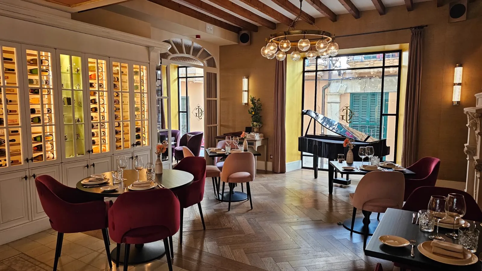 Mesas preparadas en el comedor · El Patio de Glòria, Palma de Mallorca