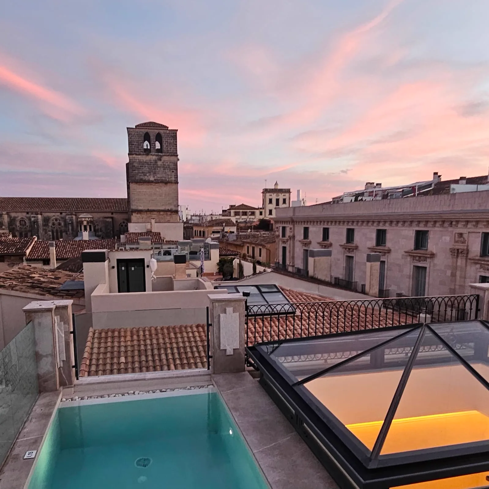 La azotea privada frente a la catedral · El Patio de Glòria, Palma de Mallorca